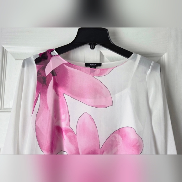 NWOT Alfani White Blouse with Pink Floral Design size MP - Picture 4 of 11
